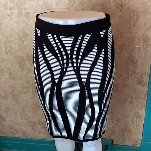 *Bebe* SEXY CLASSY Sz M EUC body on Viscose Sweater Skirt - Picture 2 of 9